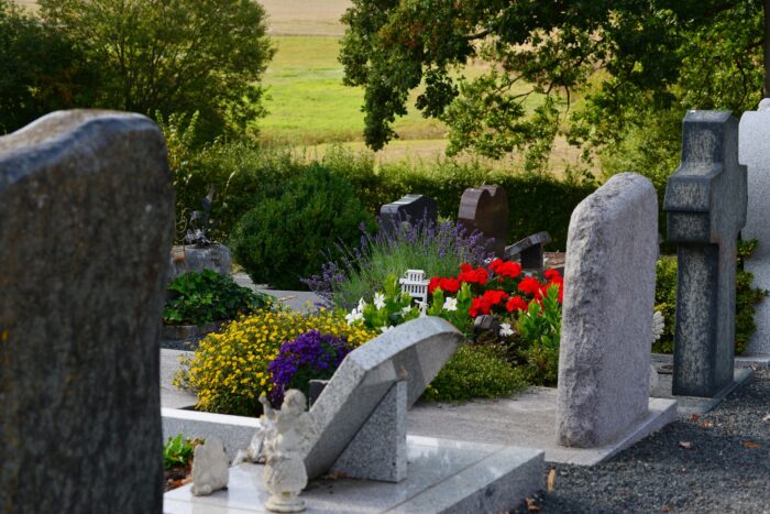 cimitero tombe fiori