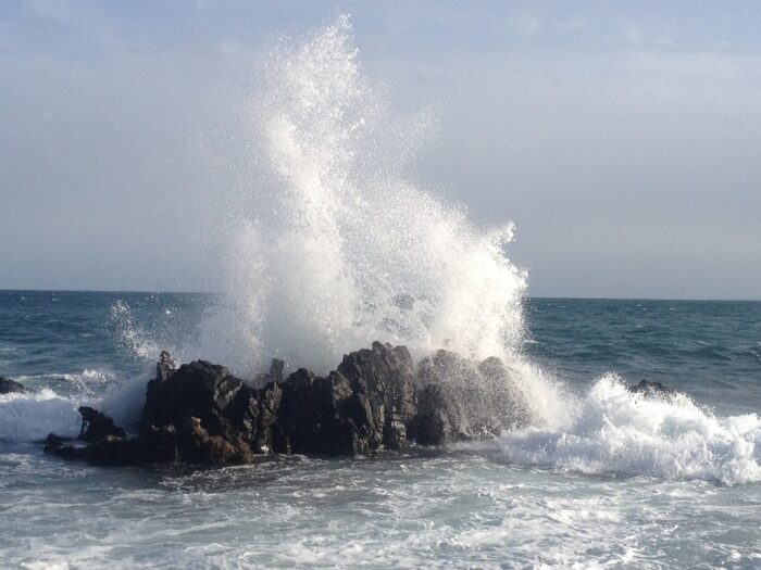 solitudine onda burrasca scoglio mare