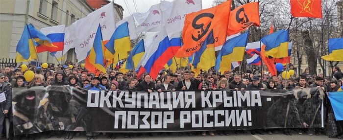 Marcia della Pace (2014-03-15, Mosca), slogan "L'occupazione della Crimea è una vergogna della Russia"