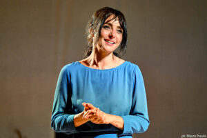Oliva denaro femminile plurale spettacolo di ambra angiolini al teatro dei fluttuanti di argenta