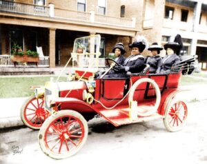"Donna al volante, pericolo costante" e altre sciocchezze: il vero ruolo della donna nella storia dell'automobile