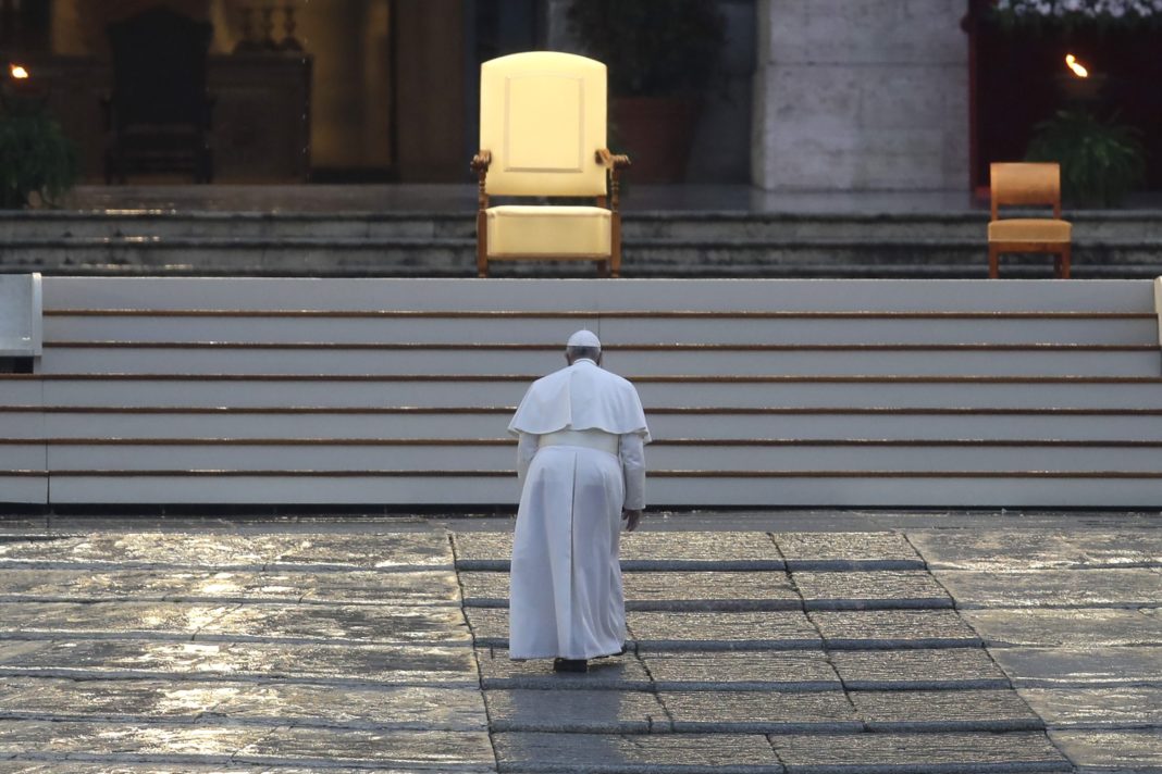 Bergoglio e Gorbaciov, eccentrici potenti: questo mondo non era fatto per loro