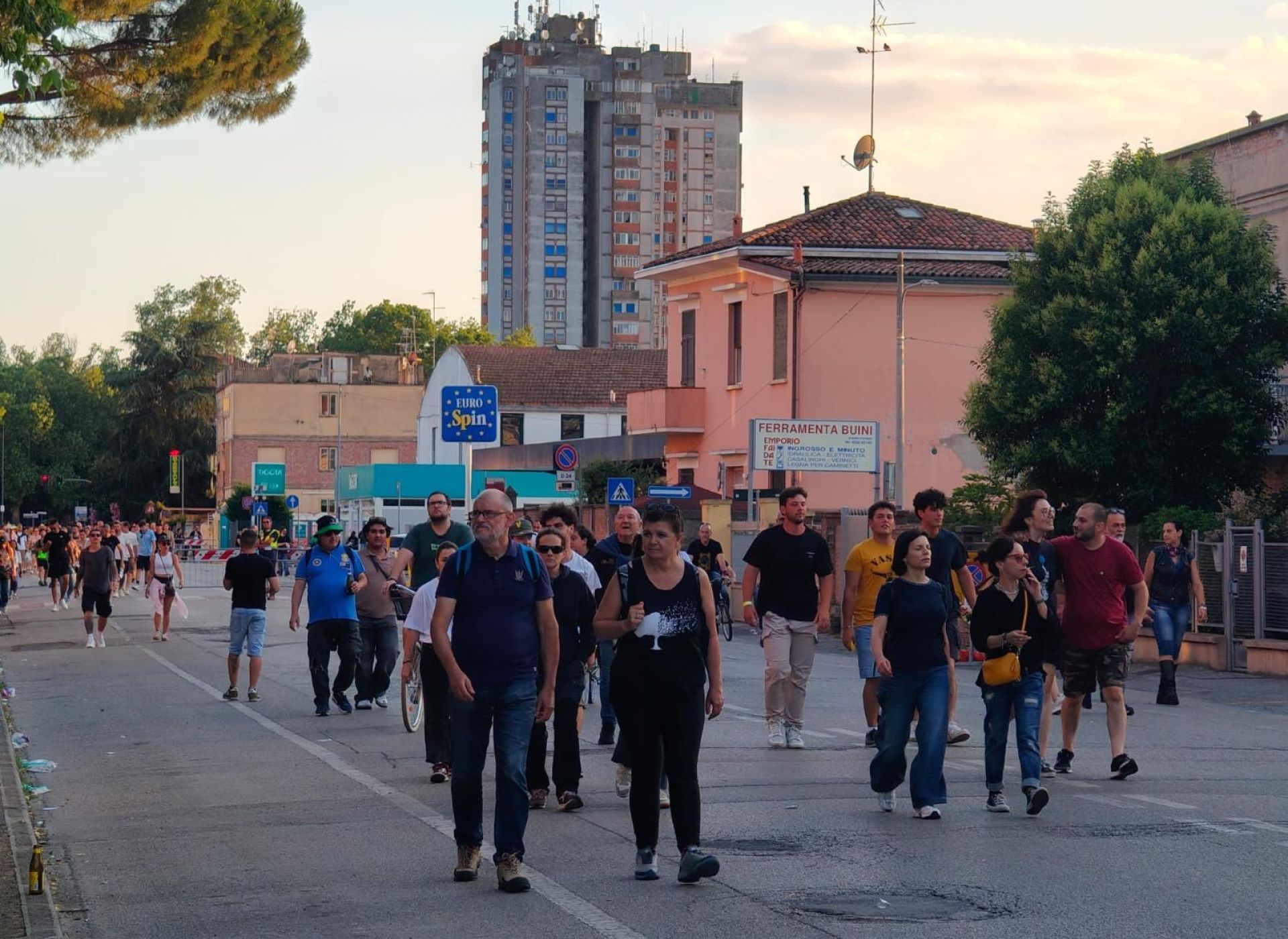 Cartolina ricordo Ferrara 2026: Vasco e Grattacielo