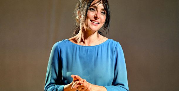 Oliva denaro femminile plurale spettacolo di ambra angiolini al teatro dei fluttuanti di argenta