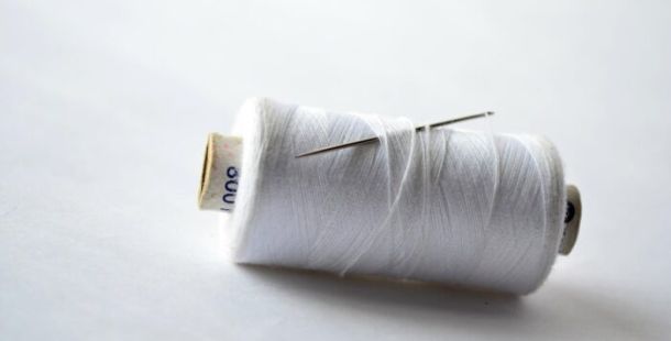 imbastitura bianco filo ago