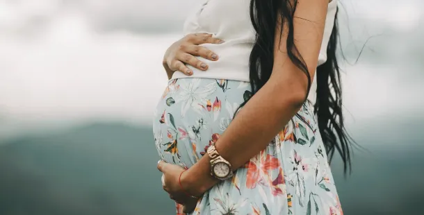 Gestazione per altri: una terza via contro ogni integralismo