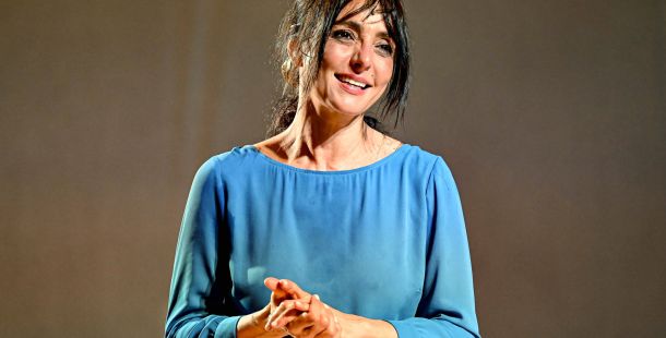 Oliva denaro femminile plurale spettacolo di ambra angiolini al teatro dei fluttuanti di argenta