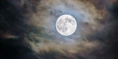 luna e nuvole