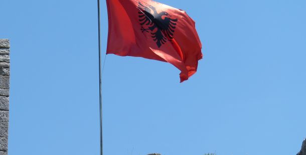 vite di carta la terra sbagliata dello scrittore albanese gazmend kapllani