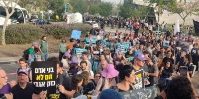 Momenti di tensione e vari arresti per la marcia dei pacifisti israelo-palestinesi verso Gaza