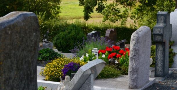 cimitero tombe fiori