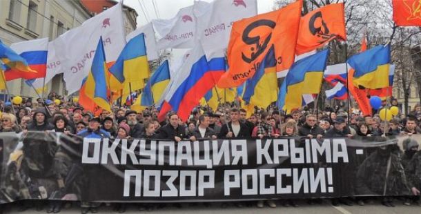 Marcia della Pace (2014-03-15, Mosca), slogan "L'occupazione della Crimea è una vergogna della Russia"