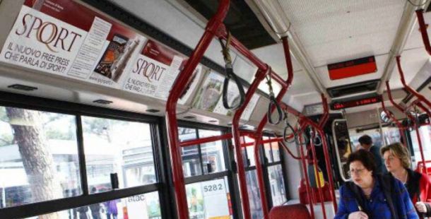 interno autobus semivuoto
