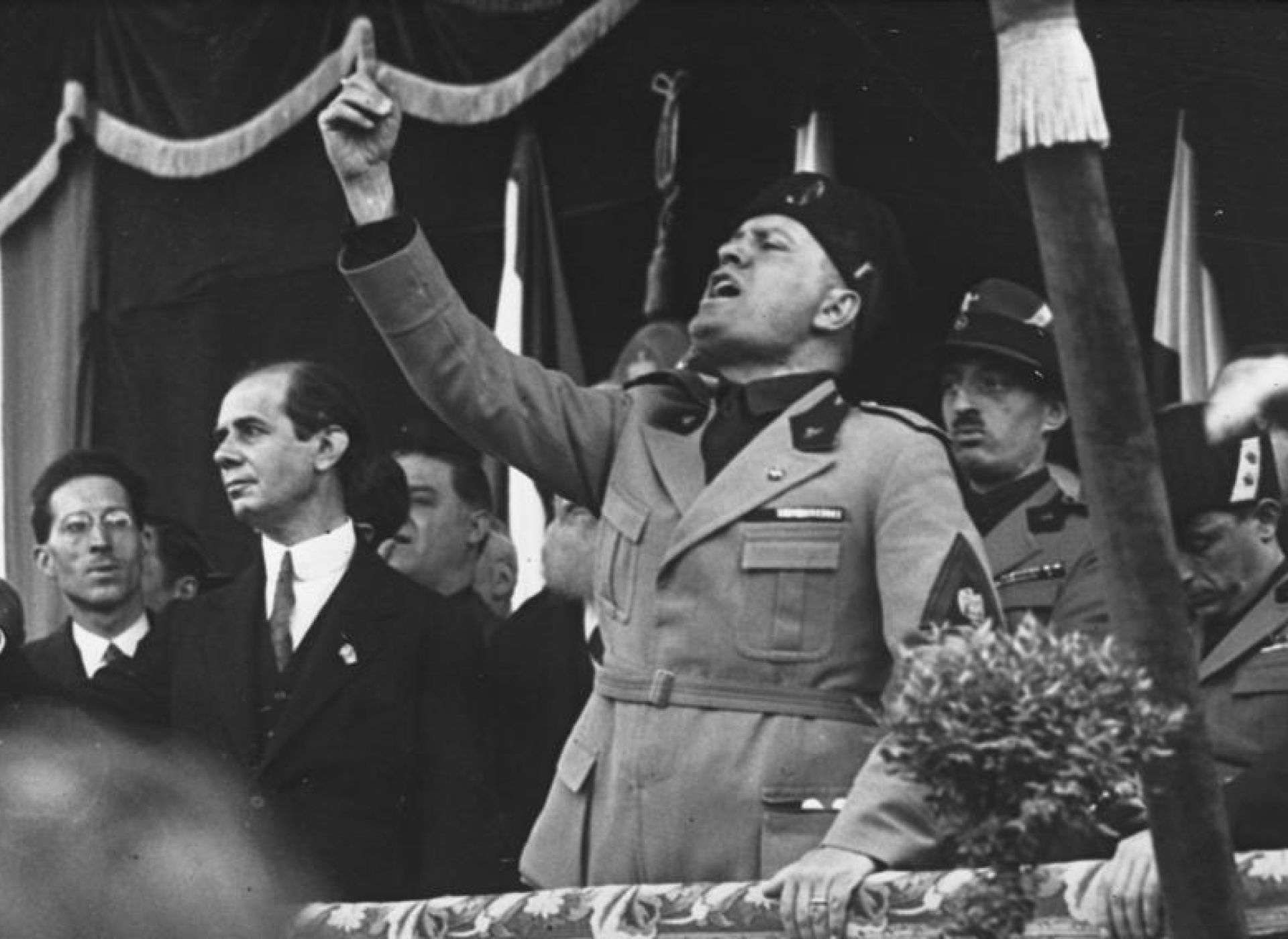 Elsa Morante, Mussolini e lo specchio italiano