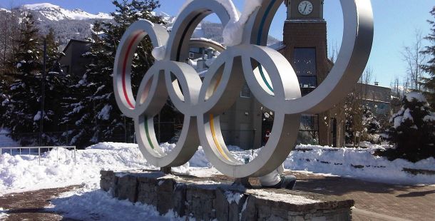 La foresta che cresce e l'albero che cade. Storia di un'olimpiade tra gloria e odio social