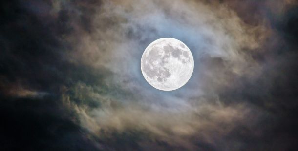 luna e nuvole
