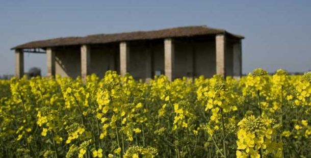 Vecchio fienile in aperta campagna