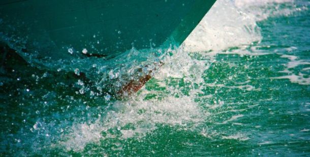 prua barca onda