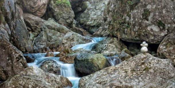 torrente rocce fiume