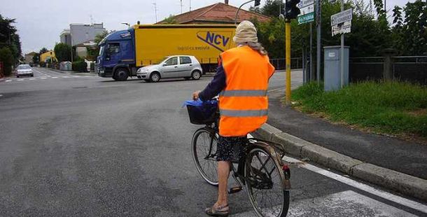 Ferrara-città-biciclette-ciclista-giubbotto-riflettente-giornata-bici