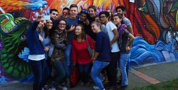 Ariosto-liceo-Orlando-furioso-dipinto-murale-street-artist-Mambo-selfie-prof-Cristina-Carrà