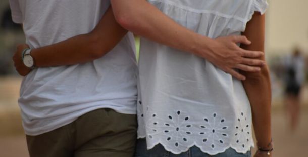 abbraccio coppia amore
