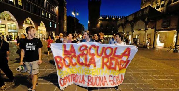fiaccolata-contro-buona-scuola-renzi-ferrara-giugno-2015-luca-pasqualini