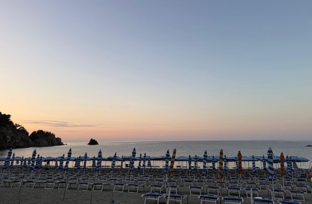 La Suggestione degli Inizi: Monterosso, l'alba e dopo