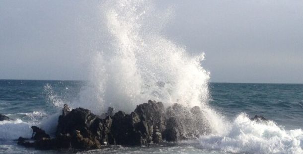 solitudine onda burrasca scoglio mare